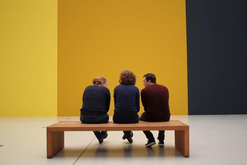 Besökare på en konsthall