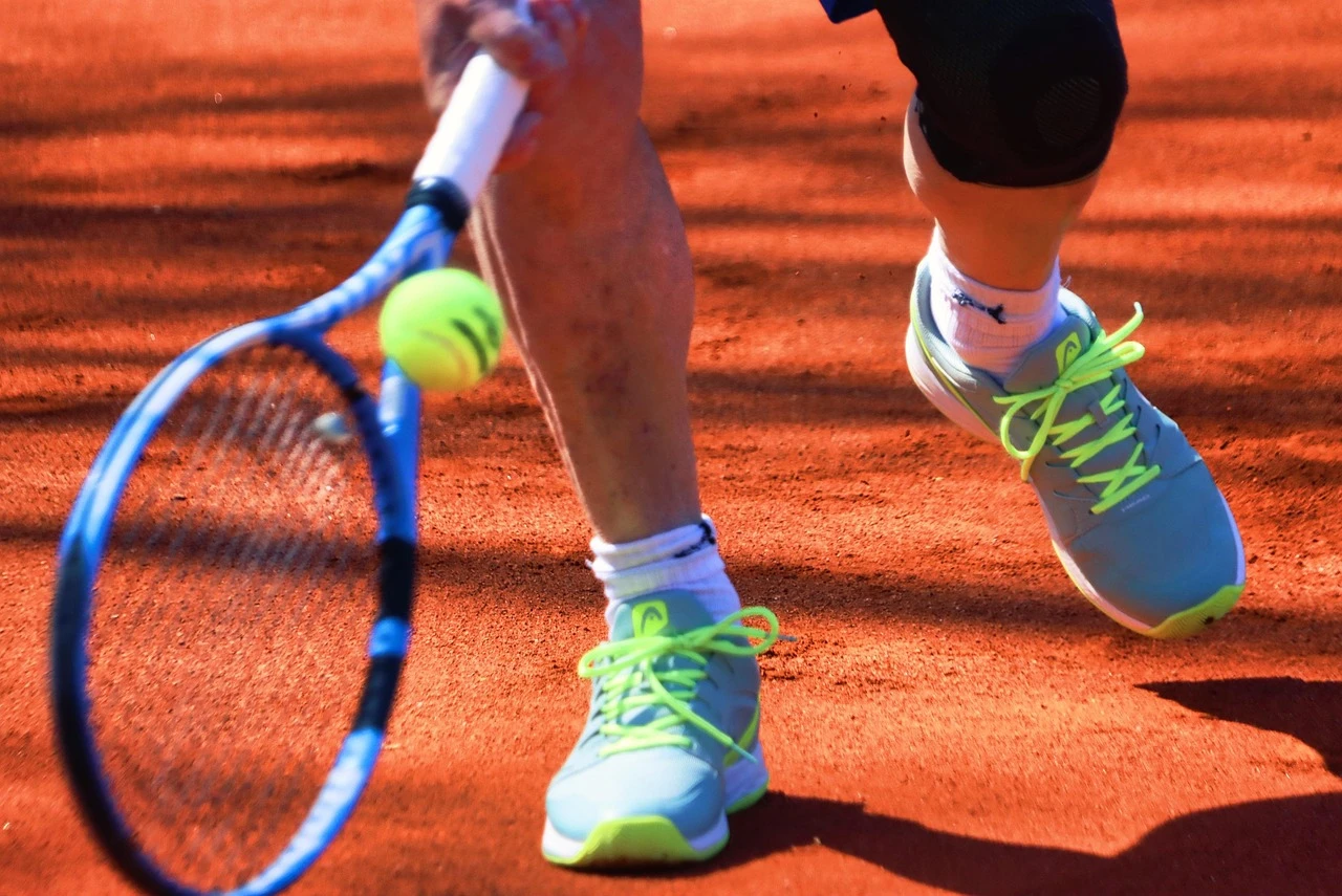Närbild på ett tennisracket