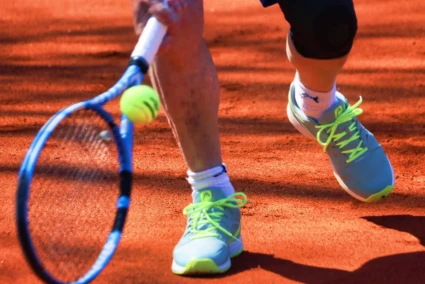 Närbild på ett tennisracket