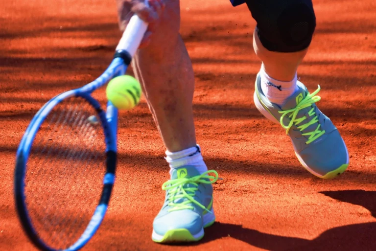Närbild på ett tennisracket