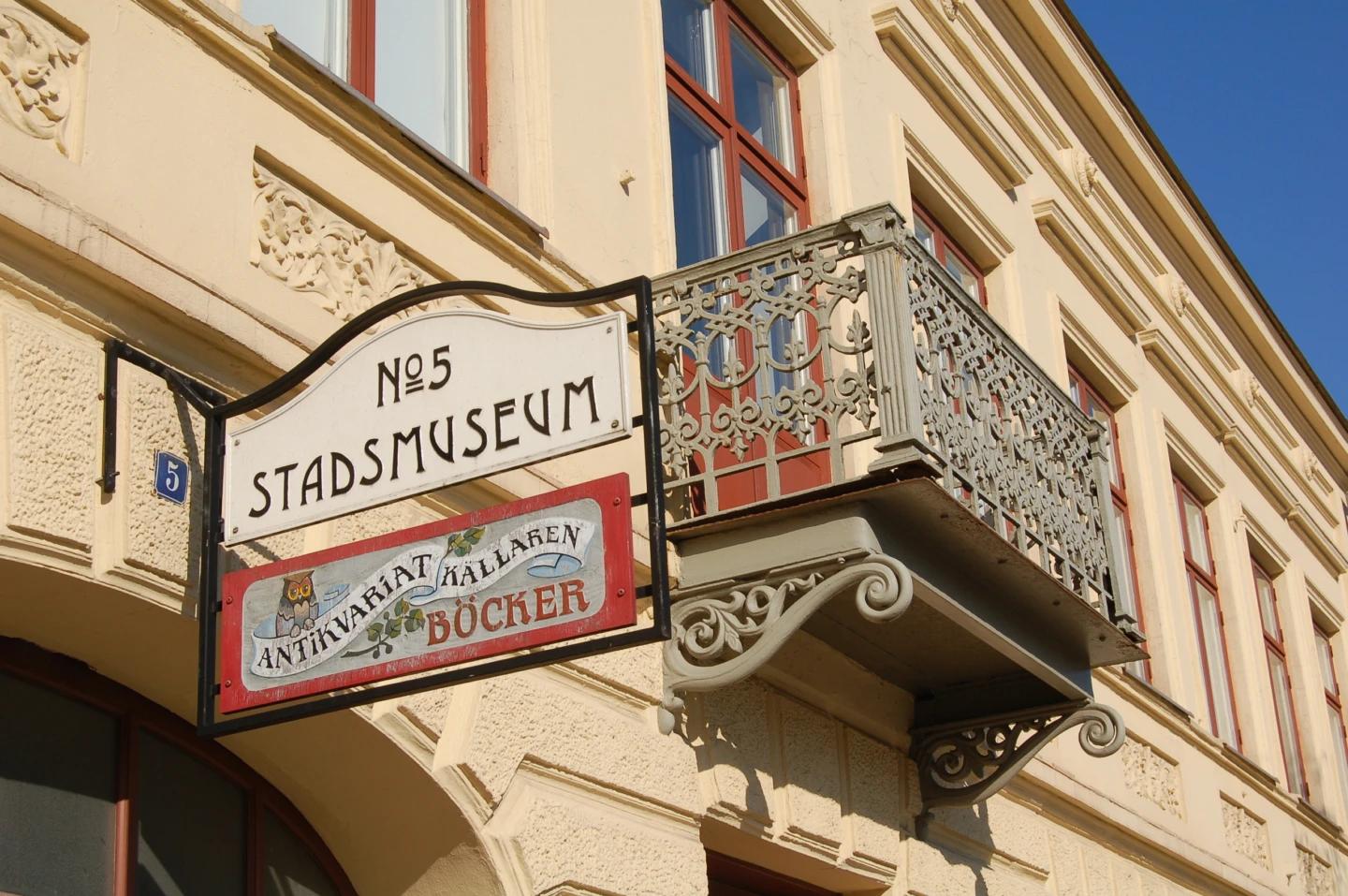 Foto på en fasadskylt där det står "stadsmuseum"
